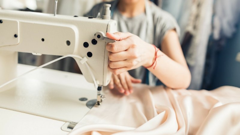 Ngủ mơ thấy mình may quần áo đắt tiền